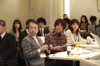 ゲストの荻本さんも参加者と同じテーブルでカフェに参加します
