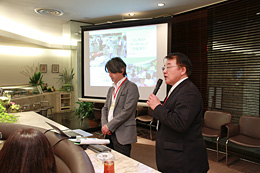 東日本大震災被災地での活動を報告する藤木さん（左）と話に熱心に耳を傾ける参加者の皆さん