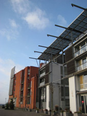 太陽光発電パネルやソーラーコレクターが設置された建物