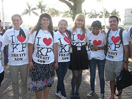 「I Love KP（京都議定書）」と書かれたTシャツを着る世界のユース