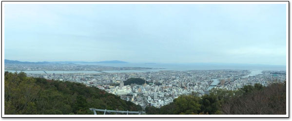 「眉山（びざん）」の山頂から見下ろした徳島の街