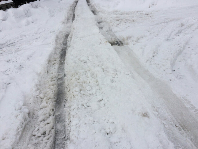 雪道での運転のコツー2 雪が深いザクザクの道では ハンドルをとられないように コラム 緑のgoo