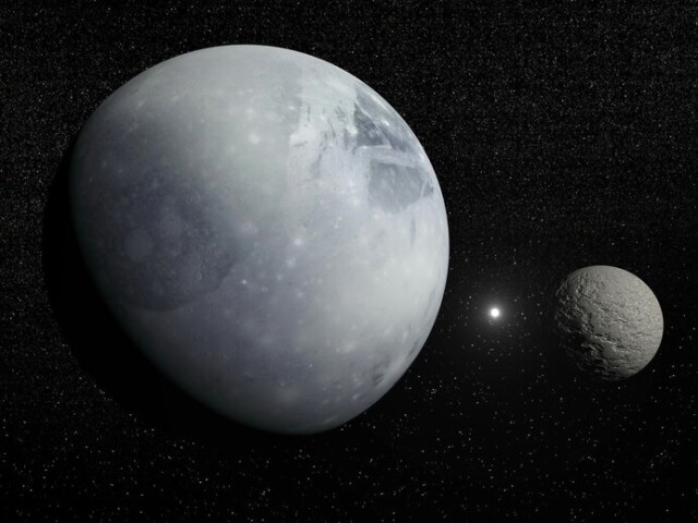 巨大な衛星を従える冥王星は、衛星カロンとの二重連星とする考え方もあります