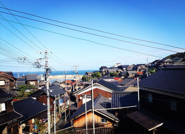 京都市の中心市街地から京丹後市までは、車で約２時間の距離です。日本海ならではの壮大な海に面して、家々が並んでいます。