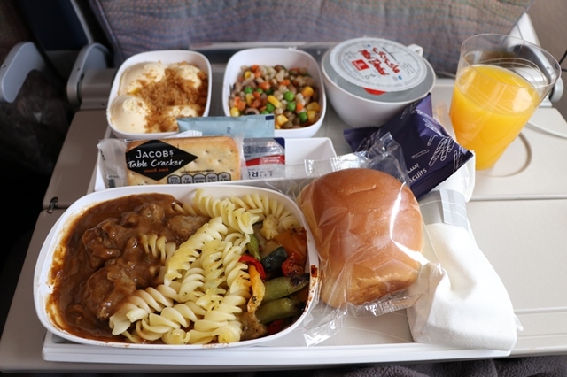 世界の機内食 エミレーツ航空エコノミークラスの機内食を食べてみた コラム 緑のgoo