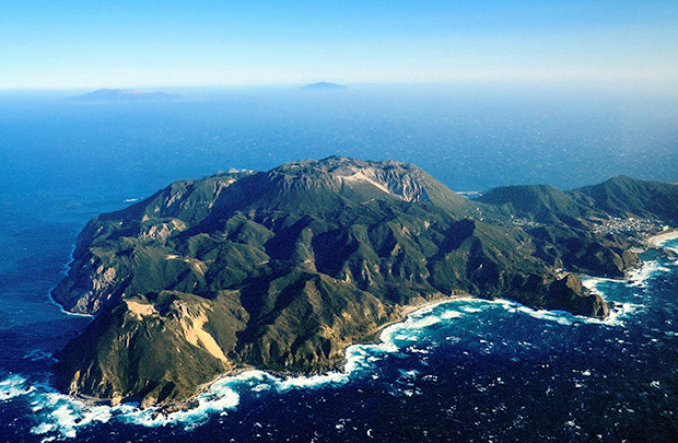 伊豆諸島の有人島としては最も西にある神津島。面積は18.58平方キロメートル。