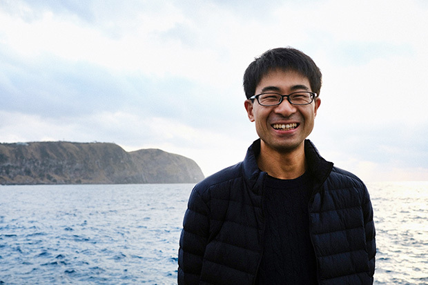 2018年３月に移住し、〈Full Earth〉代表として神津島の自然ガイドを務める古谷亘さん。