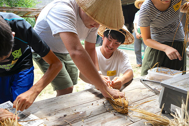 藁苞に大豆を入れ藁で蓋をするようにして結ぶ