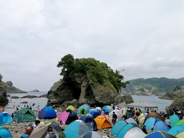 浜辺に密集するテント