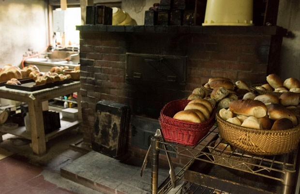 薪を使って焼き上げるレンガづくりの窯も達也さんがつくったもの。コッペパンはプレーン、豆、レーズン、くるみ、ごま、あんぱんなどのほか、食パンも。