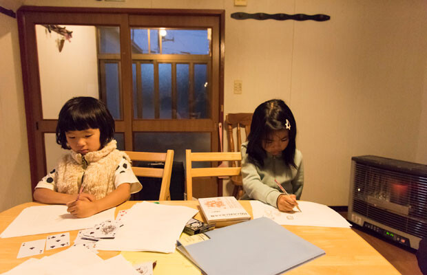 取材チームが宿泊したゲストハウスで子どもたちは一緒にお絵描き。