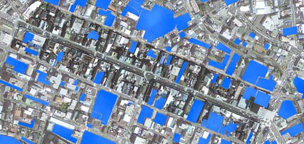 青い部分が駐車場、商店街には駐車場がたくさんあることがわかる。問題は運用だ。
