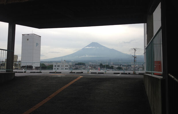 立体駐車場の屋上に差しかかると、富士山がドーン。
