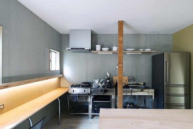 ハードな使用にも耐えるステンレスキッチンを設置。写真：永井杏奈