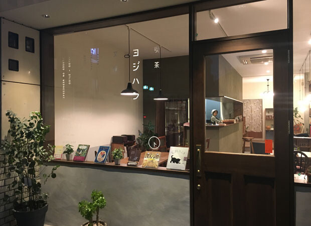 カンダマチノートと同じ通りを10分ほど歩いたところにある書店が代替わりし、ブックカフェ〈ヨジハン文庫〉にリノベーション。