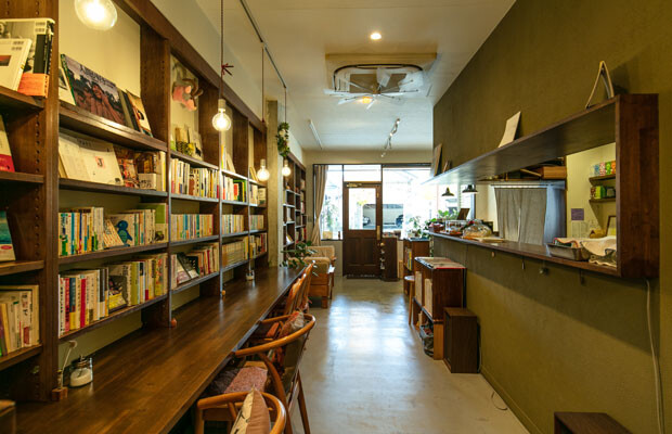 書店時代の本棚を生かし、本好きが集まる小さな図書館のような空間に。