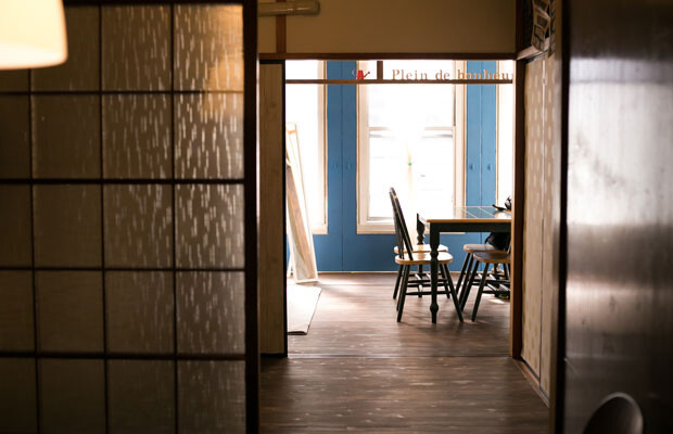 もともと和室だった部屋は入居者がセルフリノベで板張りと青色の部屋に。