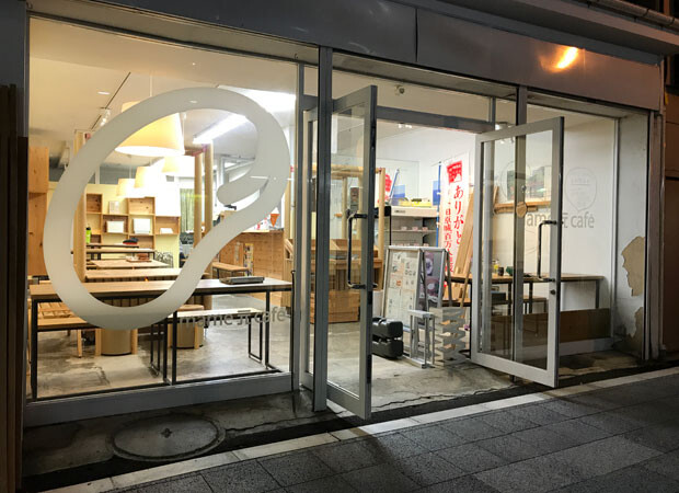 小田原の〈mame元cafe〉さんでも、３か月〜半年間、仮設店舗のインテリア・内装としてキットを使っていただいた。