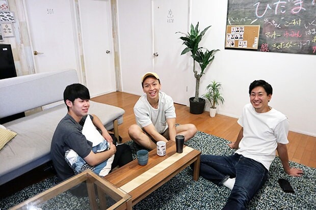 左から川上歩さん、李佳駿さん、今井洸輔さん。県外から福岡に引っ越して１カ月も経たないという３人が出会い意気投合。