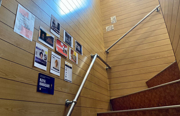 アキさんが飾ってくれているアーティストたちの情報が、階段沿いの壁に増え始めている。