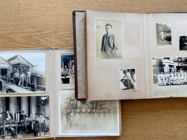 解体される祖父の家から発掘された古い写真アルバム。