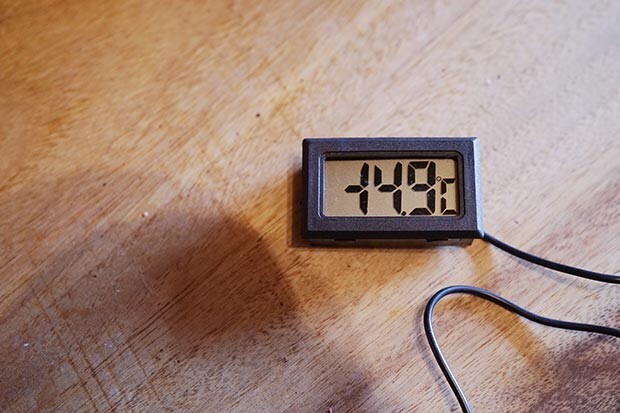 マイナス14.9度を示す温度計の写真