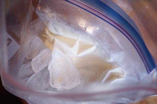 氷と塩を入れた大きな保存用袋に、アイスクリームのもとを入れた保存用袋を入れている写真