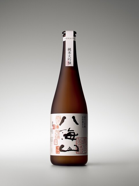 新潟の銘酒〈八海山〉のパッケージデザインも担当。写真は〈純米大吟醸 八海山 浩和蔵仕込み〉。