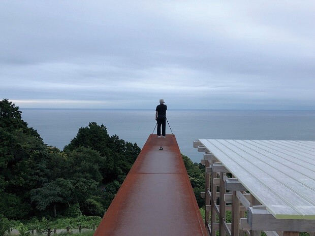 〈小田原文化財団 江之浦測候所〉で撮影する原さん。〈低空飛行〉の撮影や原稿執筆は、基本的に原さんがひとりで行っている。