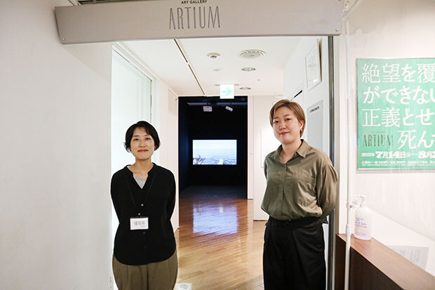 左から、アルティアムの井上野花さん、アルティアム併設のアートショップ〈ドットジー〉齊藤このみさん。