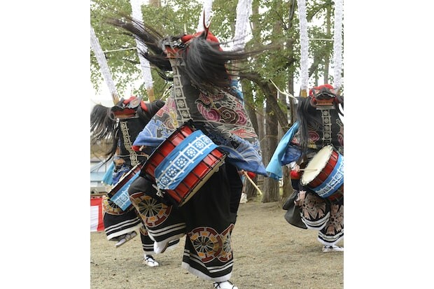花巻市の神社の境内で披露された鹿踊の様子。太鼓を打ちながら、大地を力強く踏み鳴らします。（写真：Akatsuki Brewery Japan）