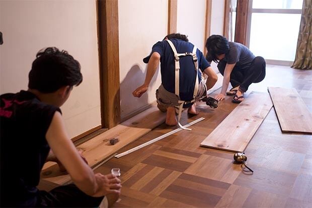 畳の和室に木材を並べて、仕上がりをイメージする風景