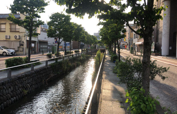 熊谷市の中心市街地を流れる星川と遊歩道。