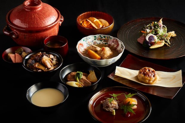 歳吉屋内のレストラン〈嵓 kura〉では〈傳〉の長谷川在佑氏が監修を行う新郷土料理が味わえる。