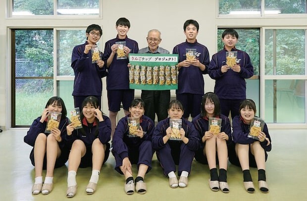 研二さんと、〈りんごチップ プロジェクト〉に参加した湯沢翔北高校商業クラブの生徒のみなさん。　写真：高橋 希（オジモンカメラ）