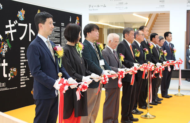 11月２日に開催された内覧会。手前が佐藤慎也館長。その隣が、開館記念『ギフト、ギフト、』のディレクター、吉川由美さん。