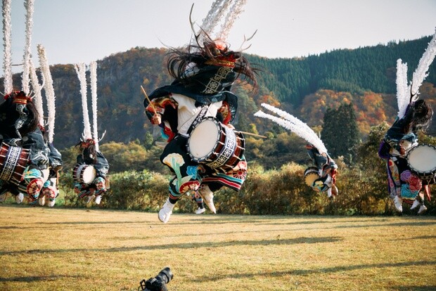 「太鼓踊り系」の鹿踊は、ひとり３役。太鼓を叩き、自ら歌い、舞い踊るため、かなり体力を使うハードな踊りである。ダイナミックな跳躍は行山流鹿踊の特徴だ。