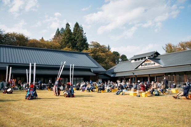 イベントには、東京や神奈川、千葉などから駆けつけたファンもいた。晴天のもと、会場となった骨寺村荘園交流館の屋外で、６団体の鹿踊が披露された。