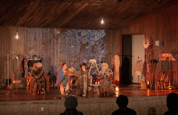 マームとジプシー×ミナ ペルホネン『Letter』は2021年10月２日、３日に森林劇場で上演された。2019〜2020年に東京都現代美術館で開催された展覧会『ミナ ペルホネン／皆川明 つづく』での関連企画に続いてのコラボレーションとなった。衣装はミナ ペルホネンの服をスタイリングの遠藤リカがアレンジ。（Photo：Moe Kurita）