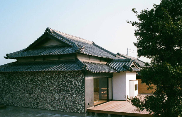 瀬戸内海に浮かぶ豊島（てしま）の一棟貸しの宿〈ウミトタ〉。設計は皆川さんとも親交のある〈SIMPLICITY〉の緒方慎一郎さん。（photo：Hua Wang）