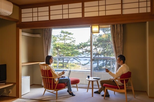 リゾートホテル〈休暇村南伊豆〉の客室にはWi−Fiが整備されているので、宿泊している部屋でもワーケーションが可能。