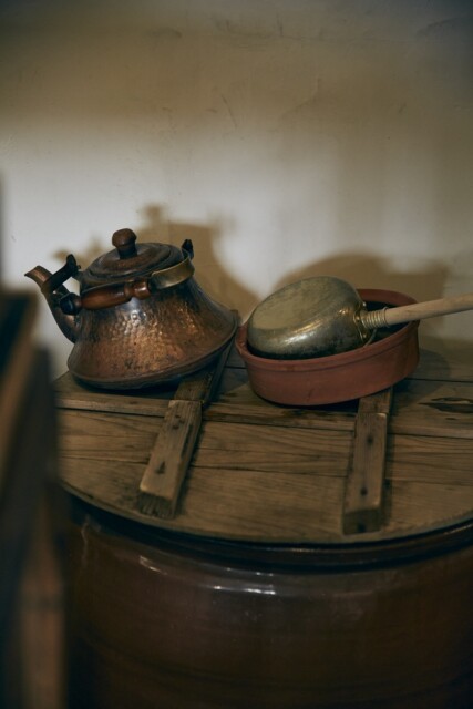 お茶を淹れる水は甕に入れて、一晩汲み置きしてから使っているそう。