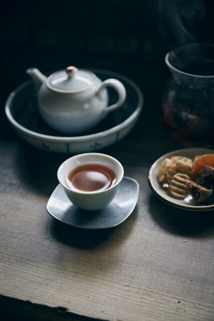 中国茶の選び方や淹れ方、飲み方など親切に教えてくれるので初めての人でも安心。「気軽に声をかけてください」と富士子さん。中国茶は700円〜。