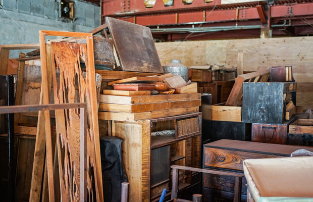 倉庫に少しずつ集まってくる古材や古家具。
