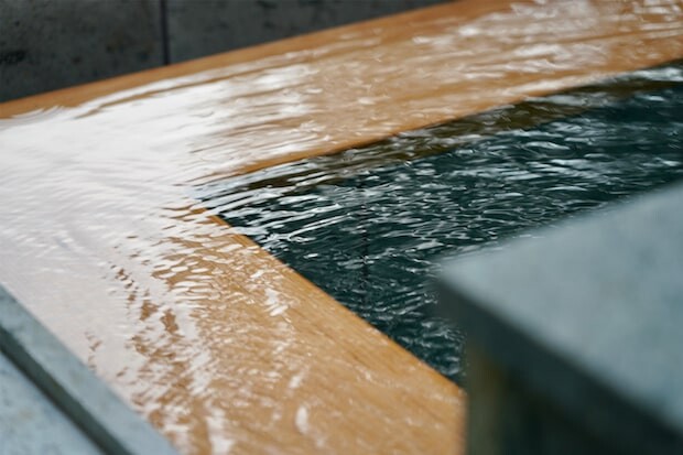 〈THE BASE GLAMPING YUGAWARA〉の一番の魅力はなんといっても100％源泉かけ流しの天然温泉。
