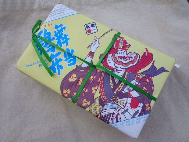 レトロでカラフルなパッケージが目を惹く〈鶏舞弁当〉980円（税込）。