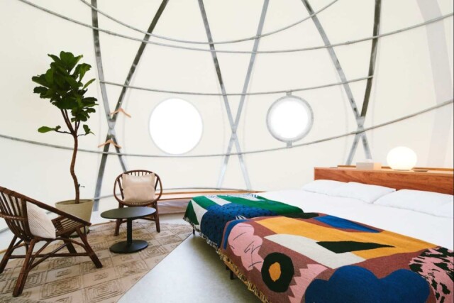 「インザパーク福岡」のシグネチャー的存在の〈球体テント〉は直径６メートル、２階建て住宅ほどの高さのある客室。
