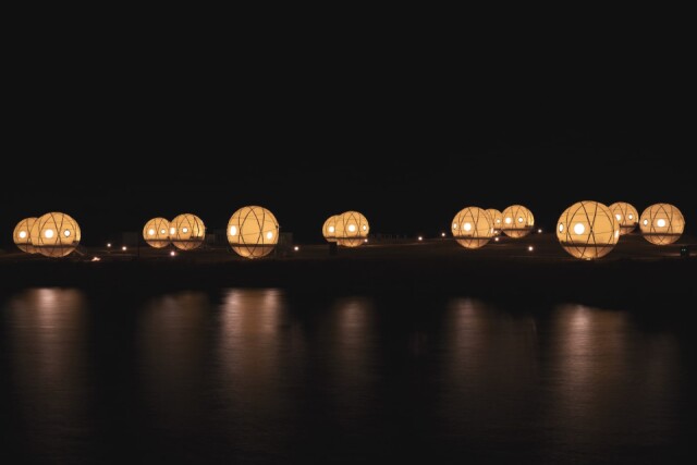 〈球体テント〉の定員は1〜3名、夜になると、優しい光を放ちます。