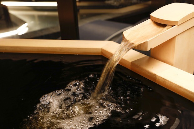 〈鳥居崎倶楽部 HOTEL＆SEAFOODS〉全ての客室には引湯した東京湾を臨む本格的な温泉「チョコレート湯」が。