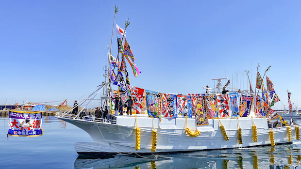 大漁旗で飾られた新しい船！